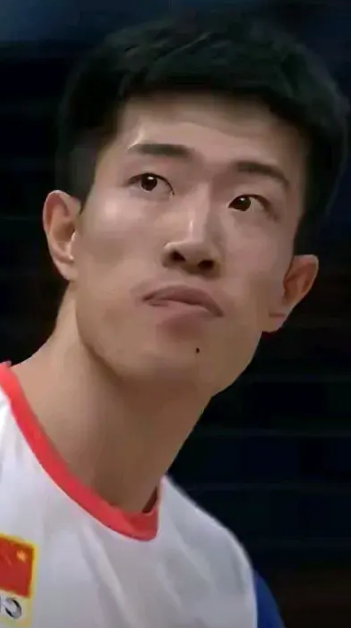 大家认识这个瘦高个男孩子吗？温子华，前段时间在国内男排联赛脱颖而出的一位排球新人