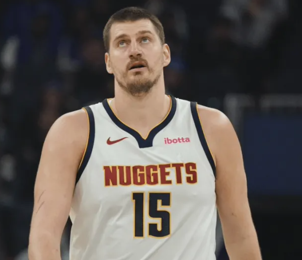 NBA常规赛，掘金117-128不敌勇士。
本场比赛，掘金球员尼古拉-约基奇出战