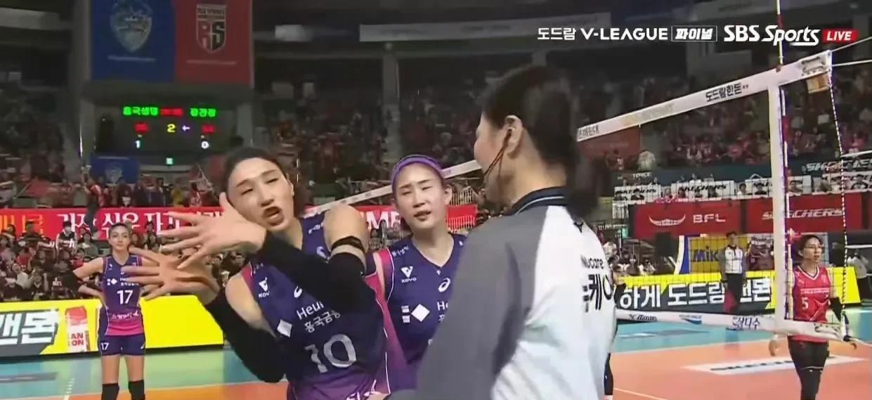 兴国生命主教练阿邦丹扎赛后说其实第二局开始就有要崩的苗头……
只要再赢一局就夺冠