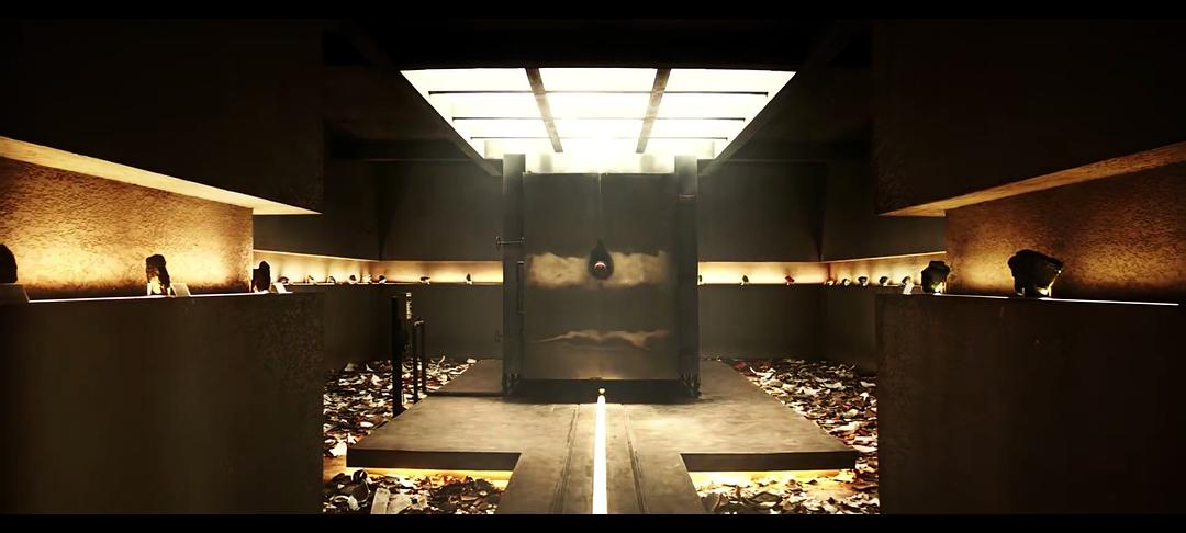    《棕眼之谜》后劲儿十足。 曾杰在看到那幅仿品的时候似乎也在怀念不够完美甚至