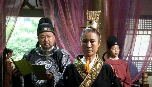 692年，来俊臣诬告狄仁杰谋反，武则天将狄仁杰下狱，让来俊臣来审问他。谁知，来俊