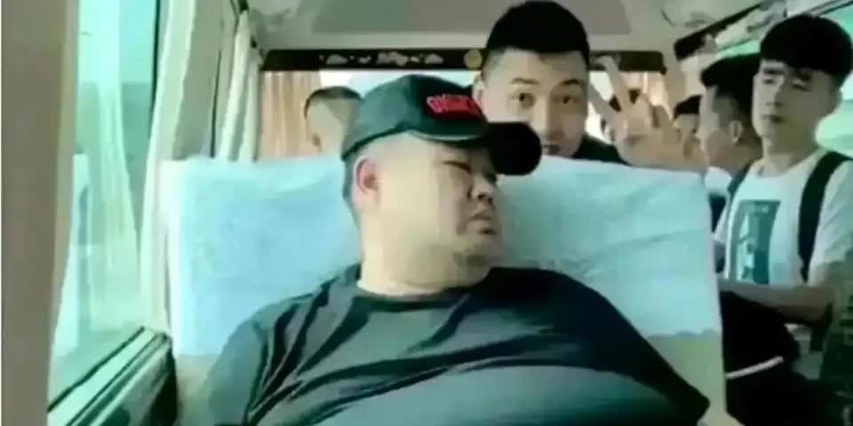 岳云鹏：“孙越每次买车票都得买2张！”原来是真的，要不然坐不下！

之前岳云