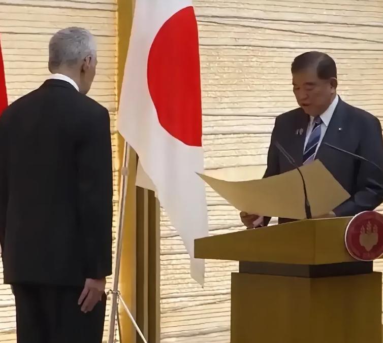 李显龙跑去日本领勋章了，就在中国抗战胜利80周年前几天。 你能想象吗？ 那个二战