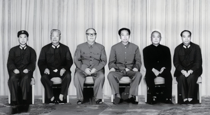 1976年10月6日晚上，中央办公厅主任汪东兴亲自给在京的政治局委员打电话，让他