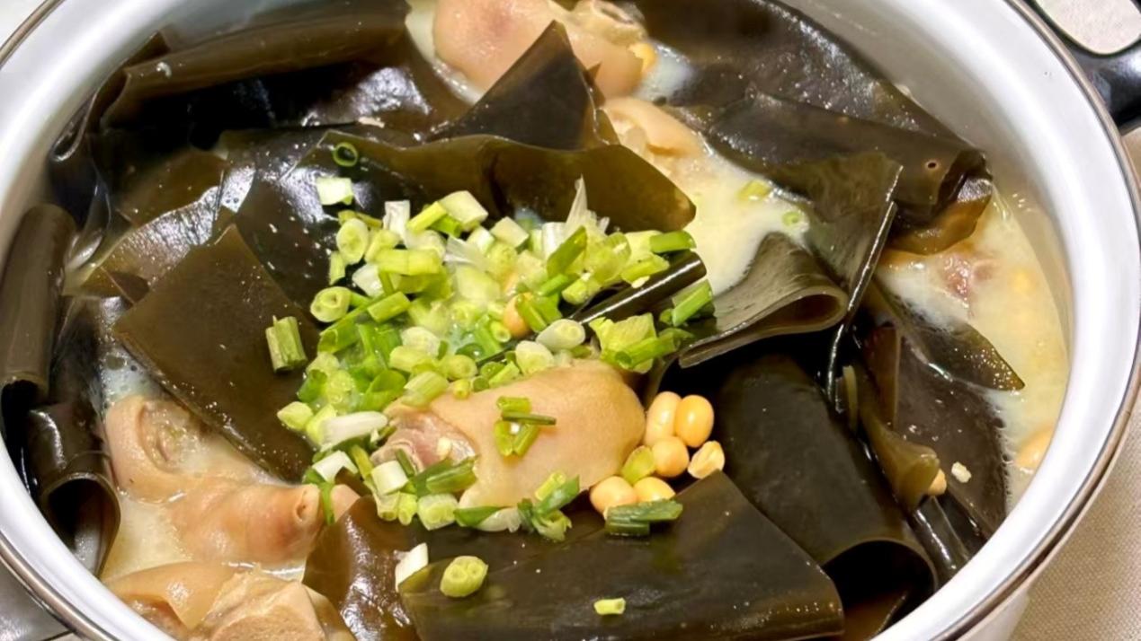 筷子一碰就脱骨！这锅汤把猪蹄逼出90%胶质，海带比肉还抢戏