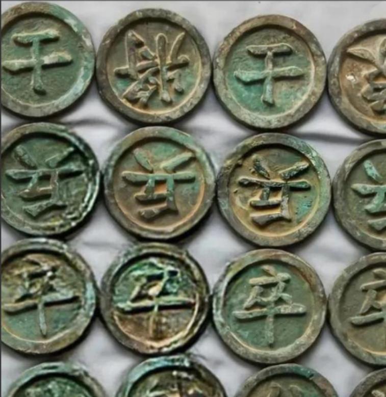 “三个亿，我就上交！”1982年一个农民在自家的宅基地上挖出了一副象棋，里面共有