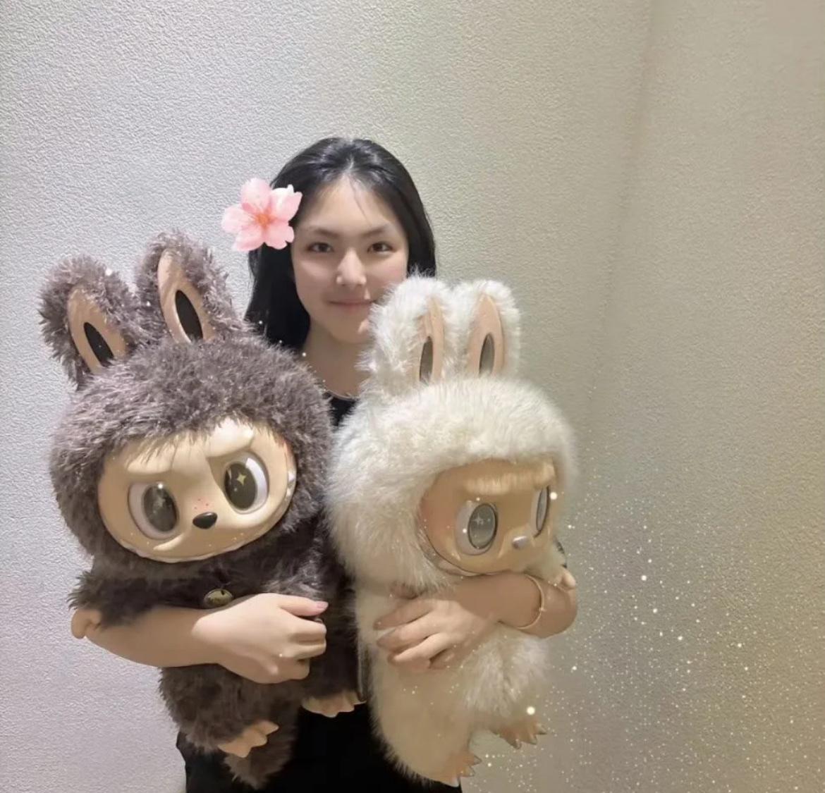 李湘晒娃的核心：哪个流行卖哪个，哪个很贵卖哪个。直接带女儿去英国泡泡玛特旗舰店，