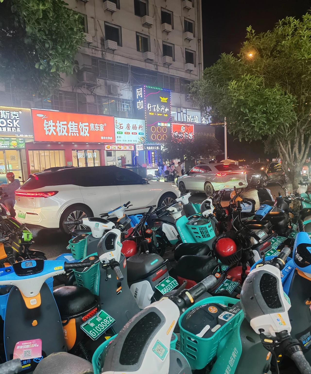 衡阳最高学府南华大学红湘校区养活附近多少生意人。
夜幕降临，灯红酒绿，古老的衡州
