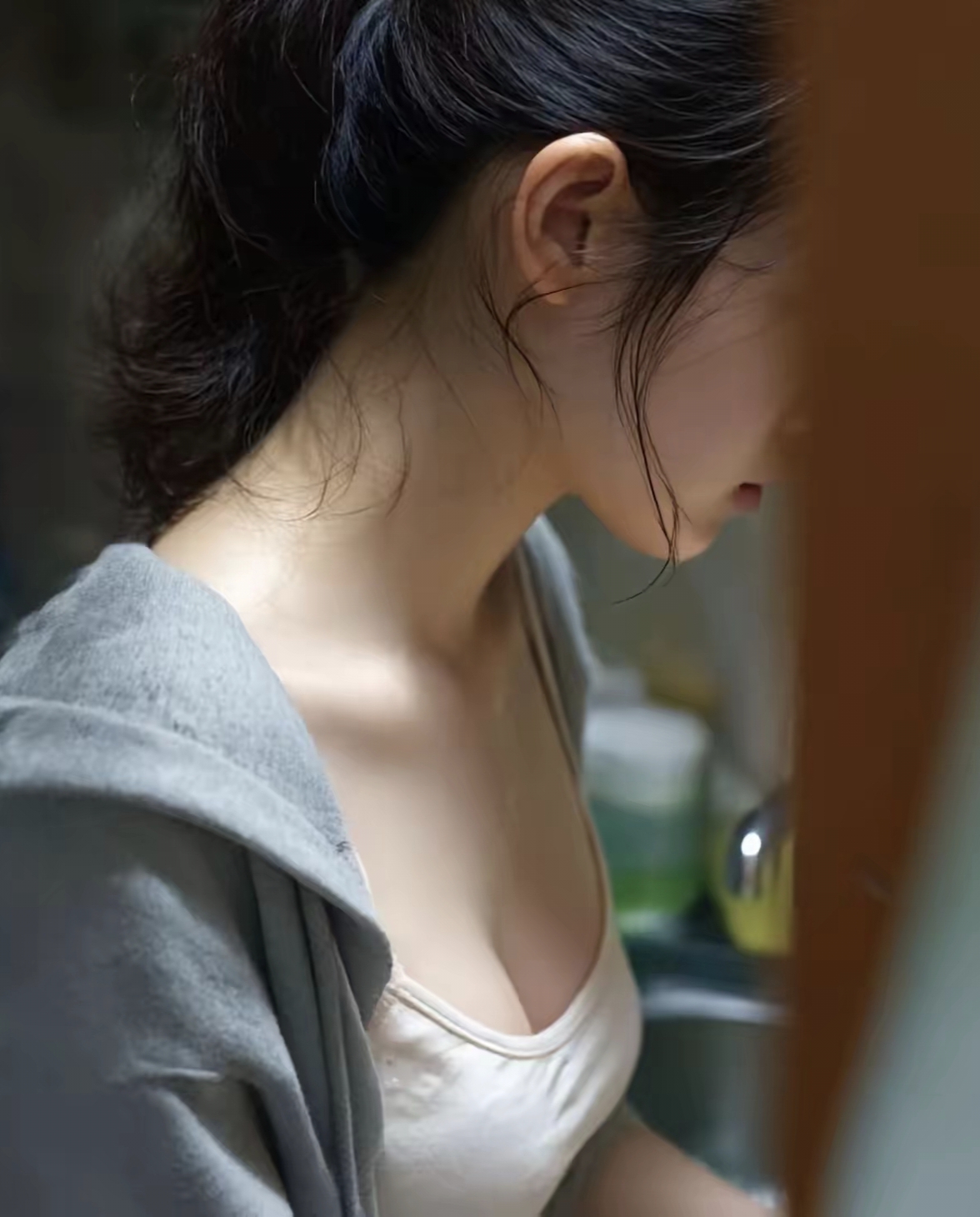 她的气质，宛如山间清泉，清澈透明，纯净得不含一丝杂质。