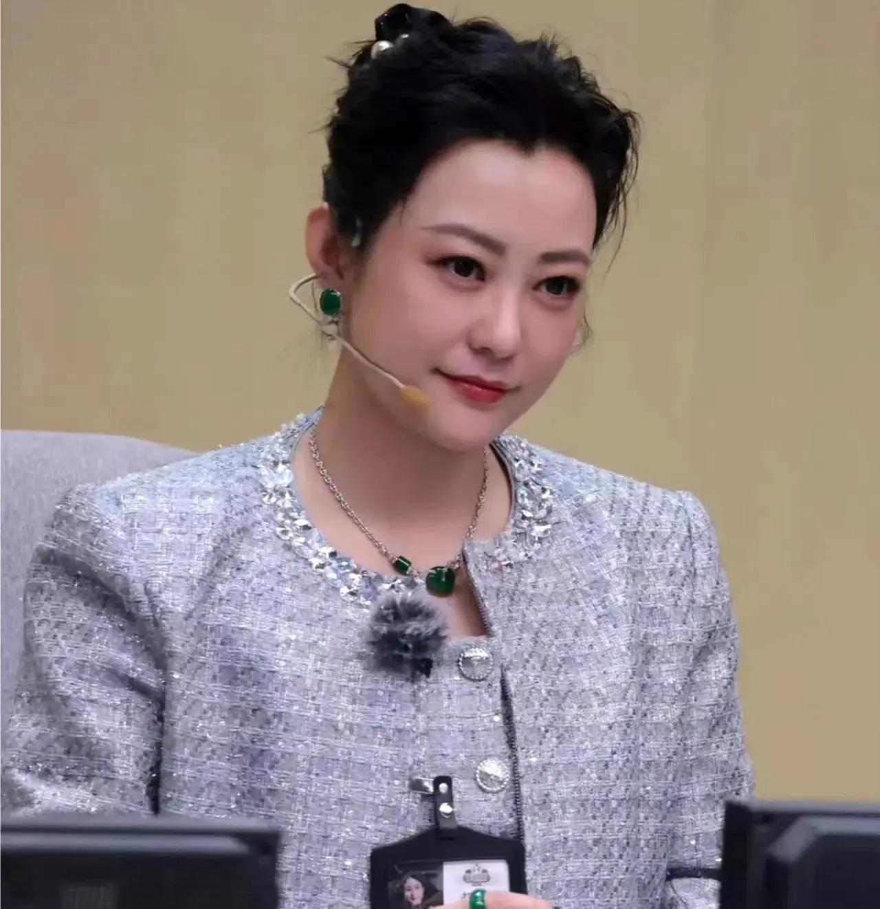 郝蕾在《无线超越班》教学员演技超牛，对比之下更显出彩，真才实学令人叹服。6月23