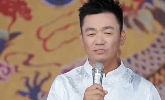 王宝强台上一招一式干净利落，尽显练家子本色，力道与节奏感都恰到好处，看得嘉宾们频