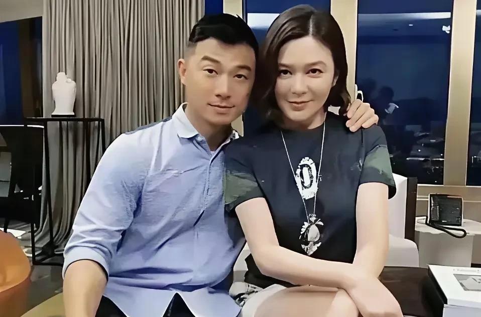 关之琳28岁男友，比她小35岁。可看上去，他们很像同龄人，关之琳状态特别好。
但