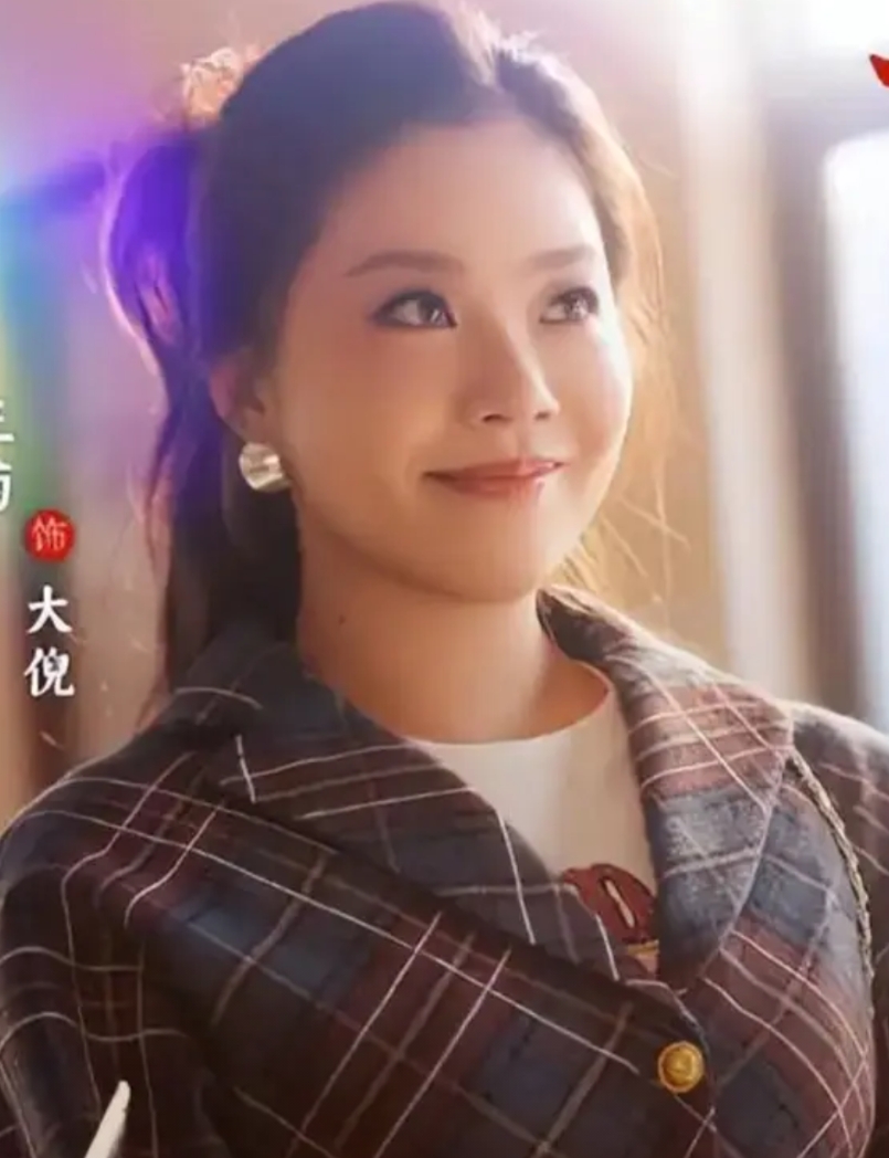 正在播出的电视剧《四喜》 ，剧中童瑶的小姑子 ，目前正在和黄澄澄出演的中学老师，