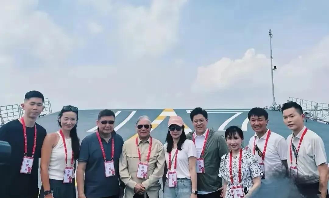 郭晶晶的婆家人真的太懂事儿了，公公霍震霆把C位让给了儿媳妇
这一家人真的把奥运冠
