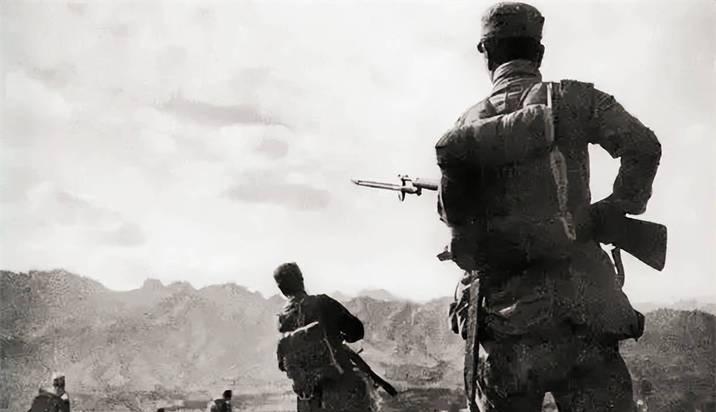 1943年，八路军排长进城侦察敌情，不料却被汉奸认出，逃亡路上遇到日军在摆宴，他
