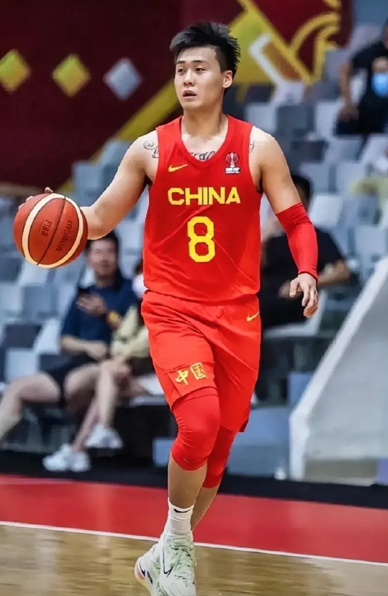 实话实说！中国男篮控卫赵睿的综合实力在中国绝对属于顶级，在亚洲属于次一流，如果放