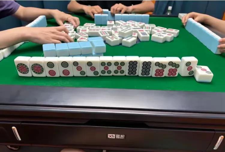 打麻将，手气为王！
手顺的人，缺啥来啥，把把躺赢；
手背的人，怎么打都难翻身。