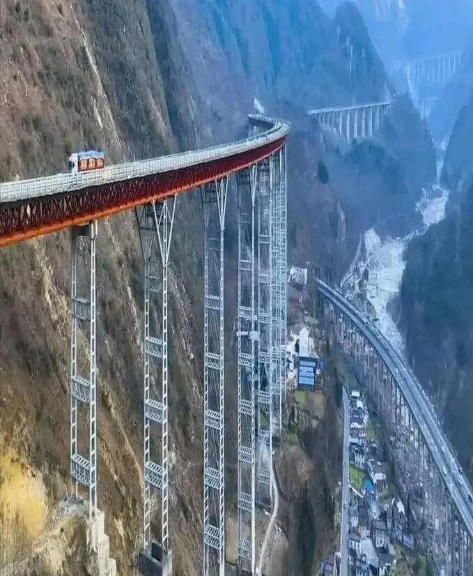 我就纳闷了，山脚下就不能修路么？非得修到天上？