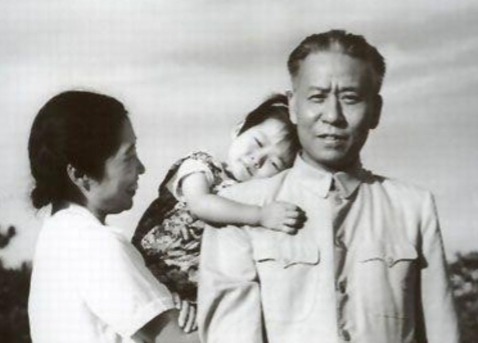 1945年6月19日，延安杨家岭召开了中国共产党一中全会，这次会议十分关键，早在