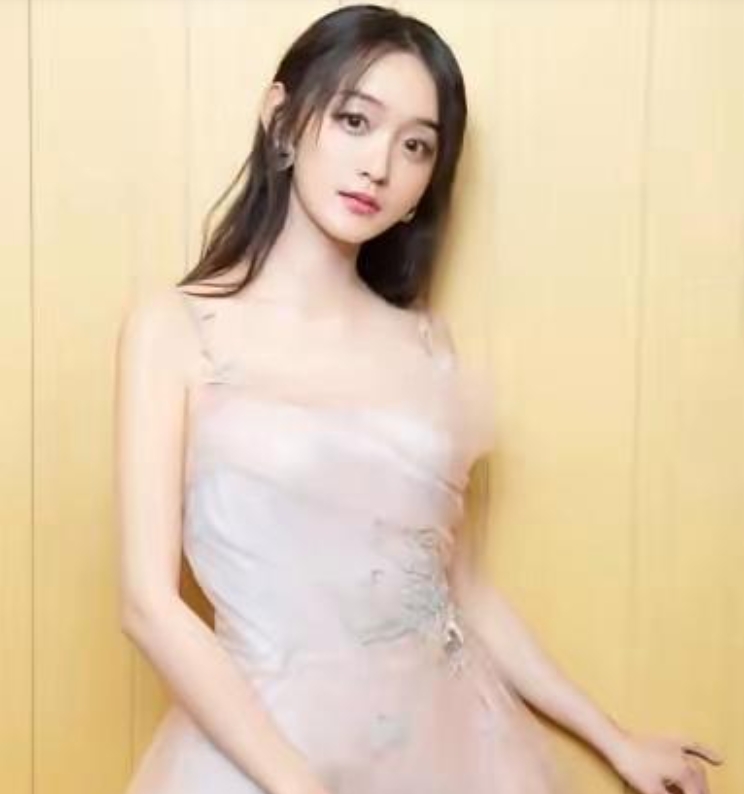  浪姐6一公淘汰王蓉、何泓姗两人。有网友认为两个姐姐都很优秀，不敢相信一公就被淘