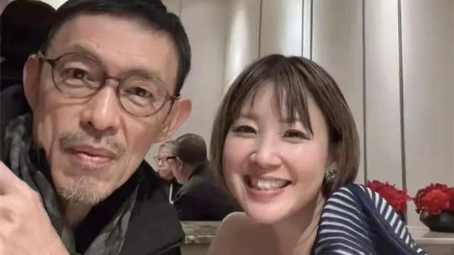 竹幼婷从芬兰回港与朋友聚餐，窦文涛请客，竹幼婷穿露肩装好性感