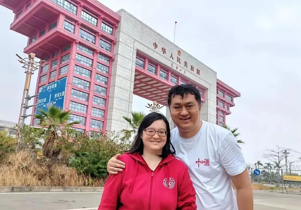 这两口子做了什么？出去旅游发个照片，结果评论区看着不友好啊！
话说他们夫妻长得好