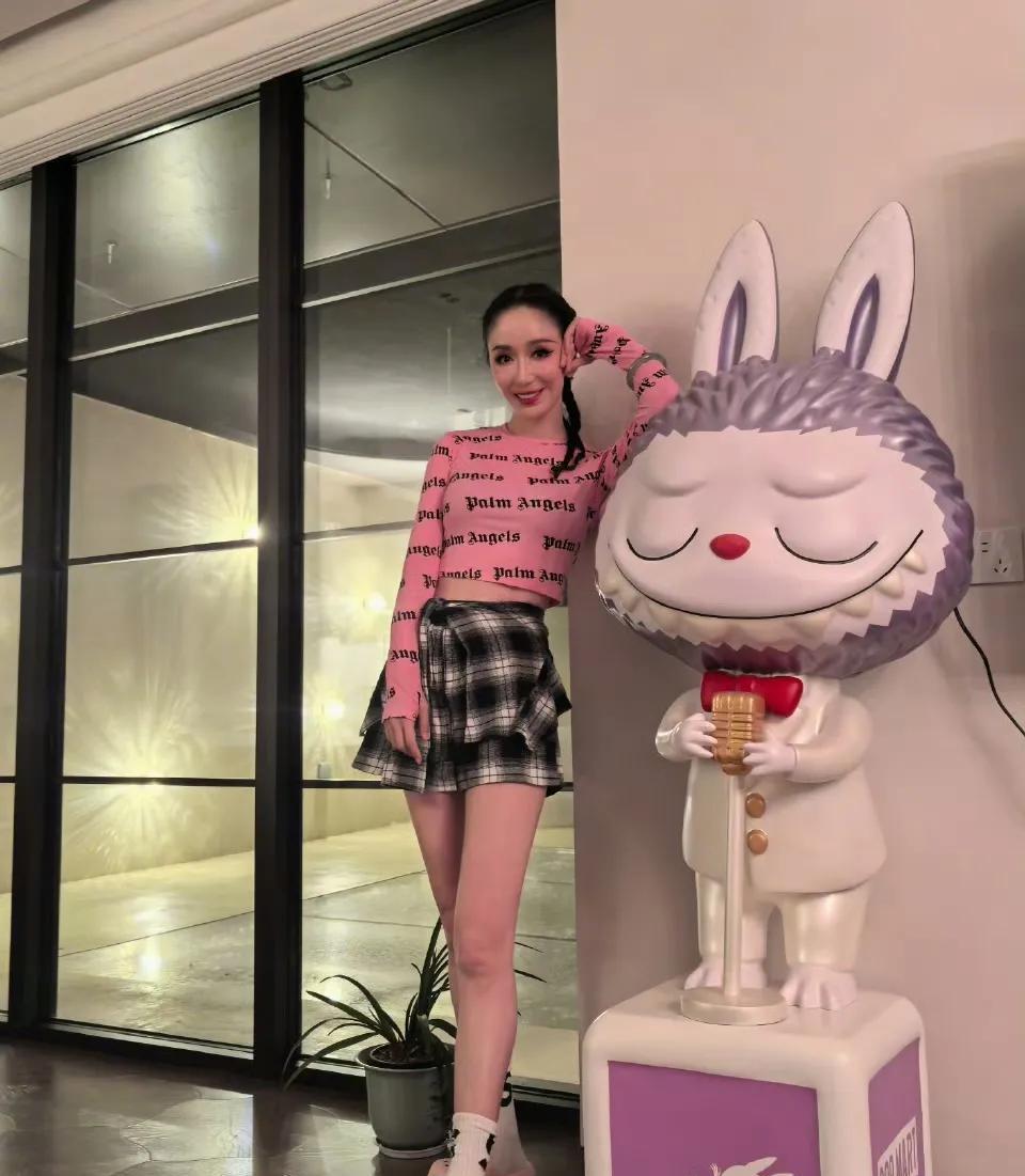 娄艺潇对自己的长腿很自信！#娄艺潇# #娄艺潇身材#