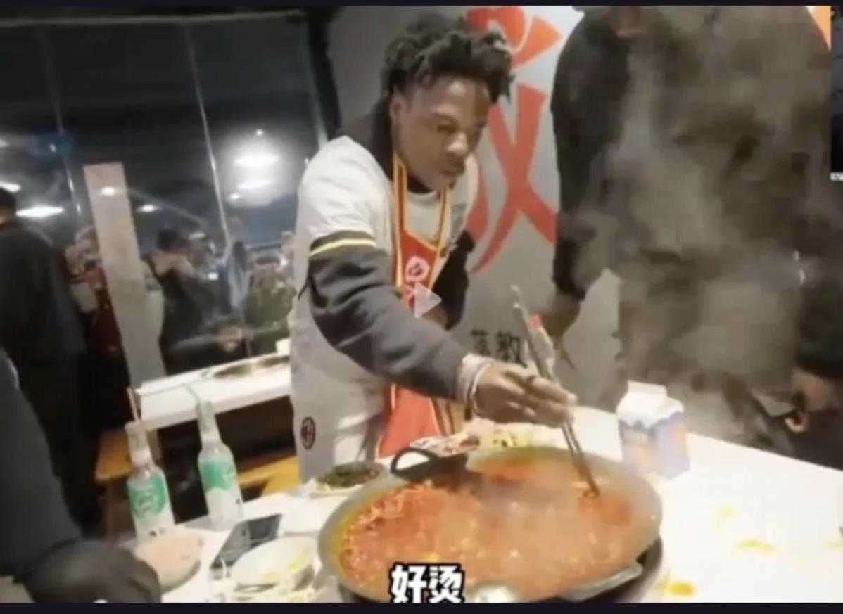 #中国火锅有多猛？“甲亢哥”辣到原地起跳# 家人们，还记得那个火遍全网的“甲亢哥