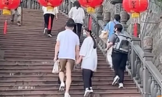 事实证明，她的选择是对的，虽然没有了妈妈，但是爸爸和后妈对她可真好！

为了弥补