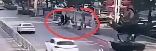 6死2伤，在站台等车竟然被撞，这无妄之灾谁之过？
        交警强调过多