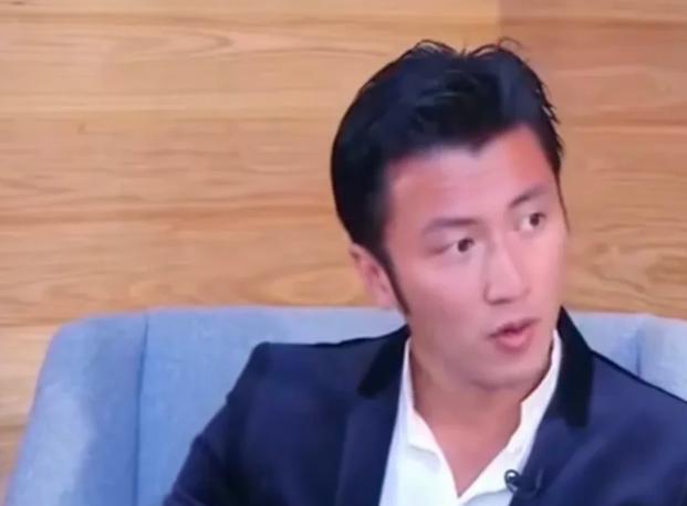 演员谢霆锋说：“我的两个儿子，他们很爱黏妈妈，也很爱黏我，我也可以毫不避讳的讲，