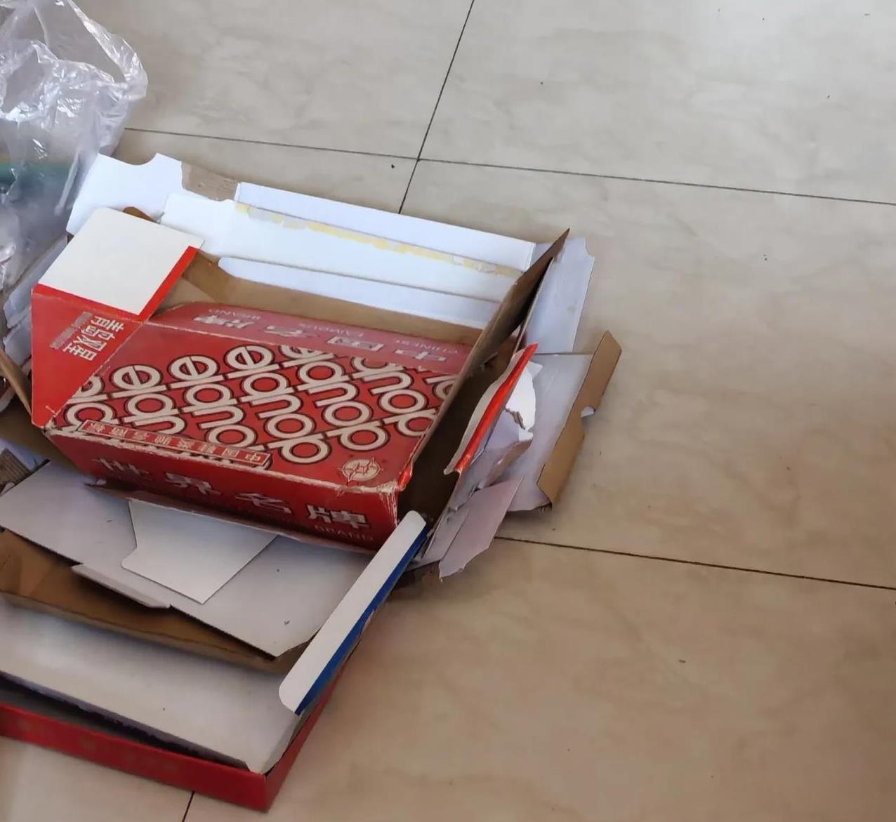 看着一点点的东西被清理出来，鞋子、药品、包包……这时，空气是沉默的，大家都不说话