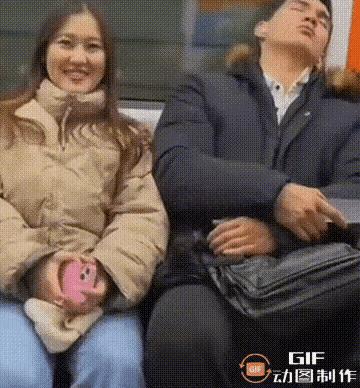 一个女人乘坐地铁，她找了一个位置，坐了下来，她坐了一会，她发现和她同坐在一个位置