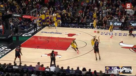 看 NBA 果真得有个大心脏，太刺激了！
逆天 12 秒钟，直接把詹姆斯干懵了[