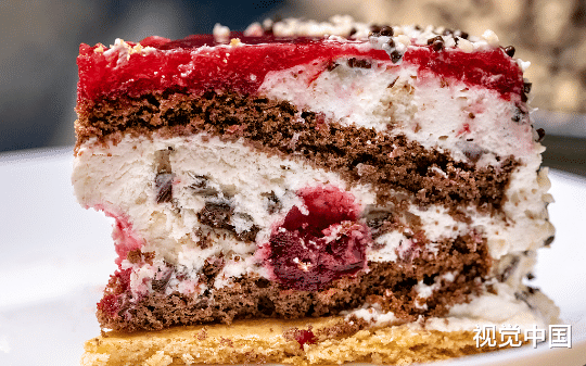 吃了爸爸白月光的蛋糕，我浑身过敏又被罚站，数小时后不治而亡。爸爸还追着让我给他白月光道歉