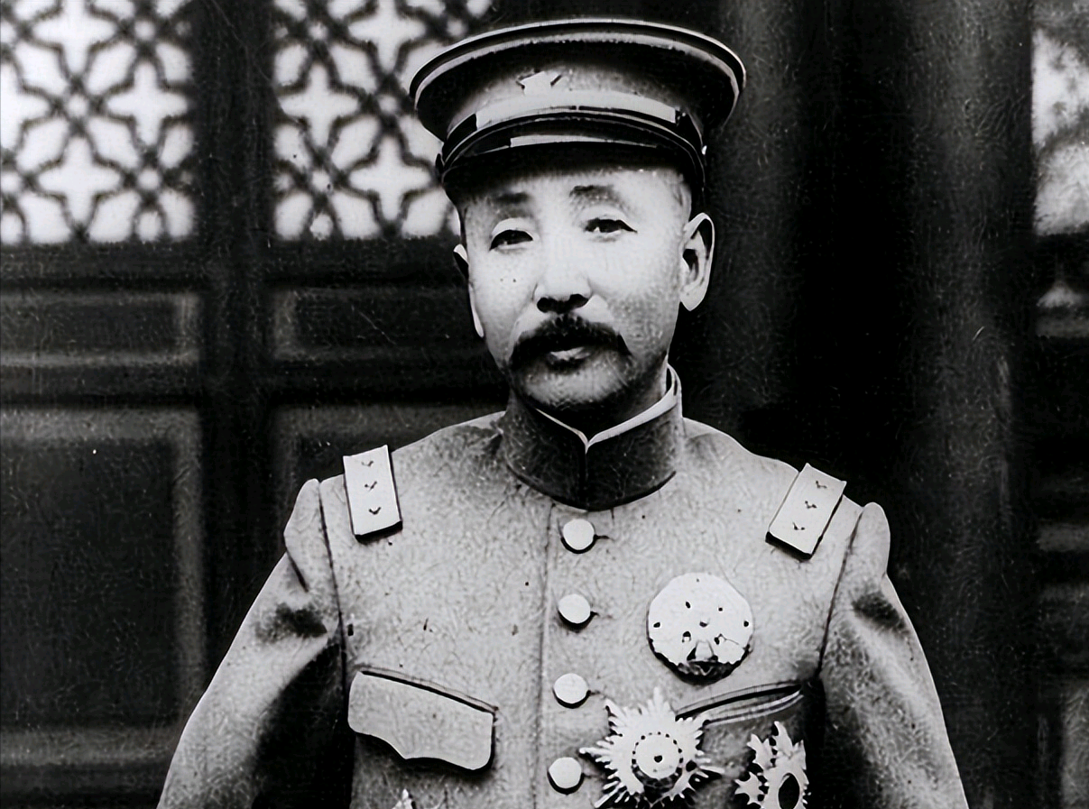 1893年，18岁的张作霖脱了衣服打算睡觉，他跟往常一样将脚伸进被子里，却踢到一