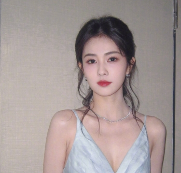 白鹿，这丫头哪哪都好，就是有一点得改改，那就是她太实在了，职场心机是一点也没有啊