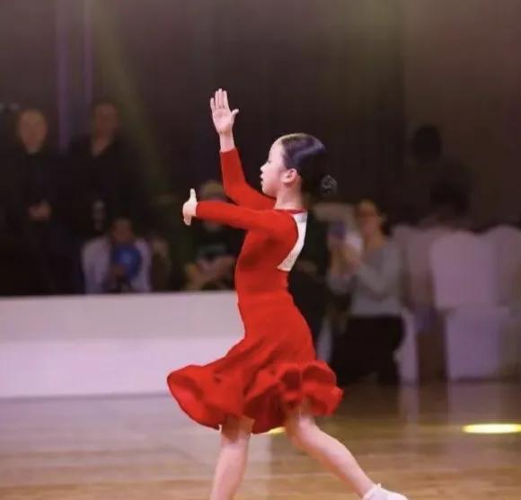 终于搞明白
为什么小花能拿下拉丁舞冠军了！
竟然不是靠老师，也不是靠钱，而是靠背