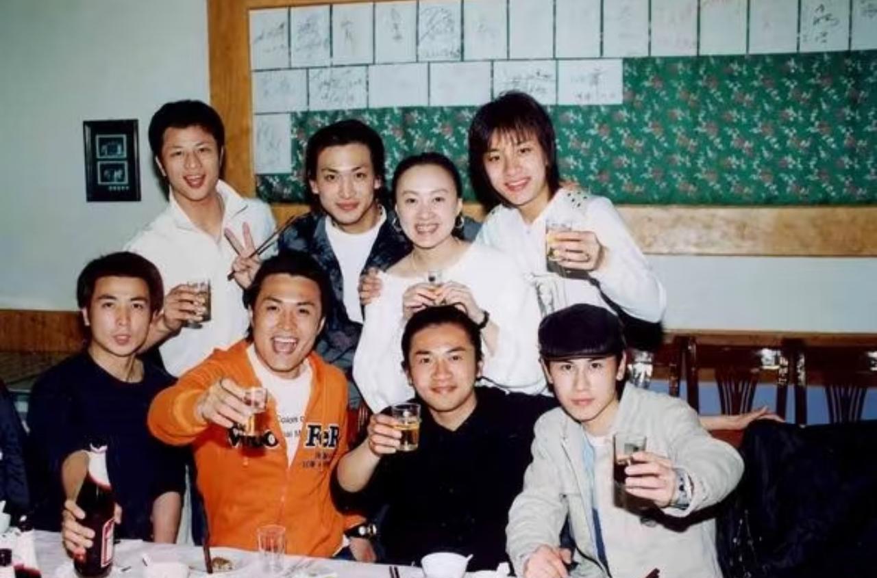 头一次看《杨门虎将》的私下剧照，这部剧于2004年播出，也是经典中的经典。
剧中