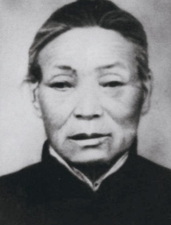 1938年日军将大常村包围，无奈之下常大娘只能让肖华司令躲在枣堆里，怎料日军看着