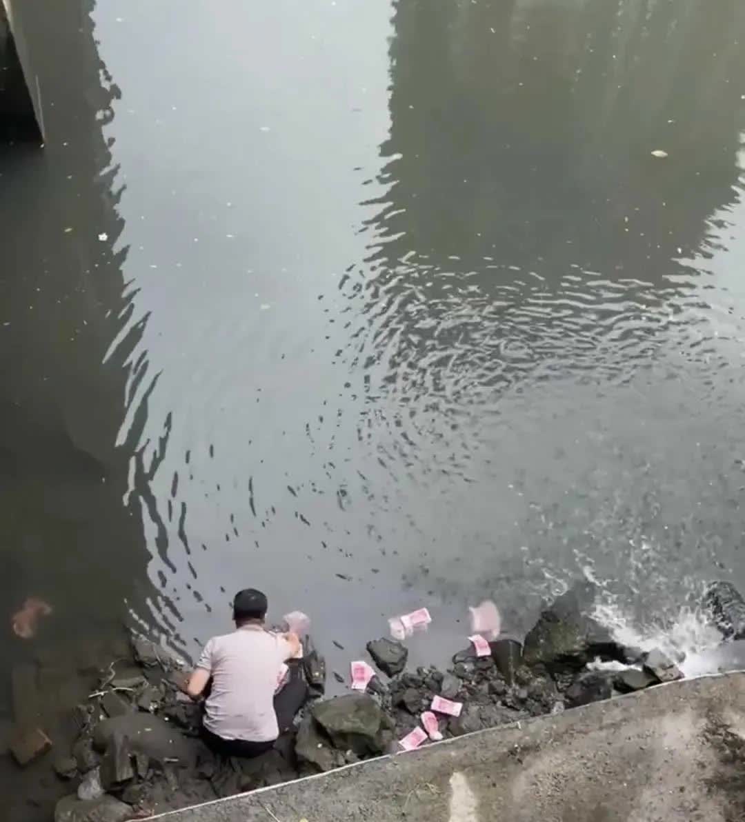没想到这么多钱没人捡。
6月12日，深圳宝安区新安街道附近一河道里惊现大量钞票