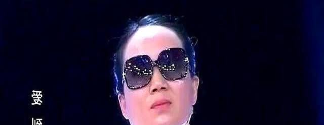 女子与情人车震，被丈夫撞见，急忙拉上衣服追上去道歉。

没想到，丈夫却说：
