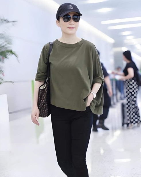 俞飞鸿太懂大妈穿搭了！军绿T恤配小黑裤，休闲舒服还时髦。