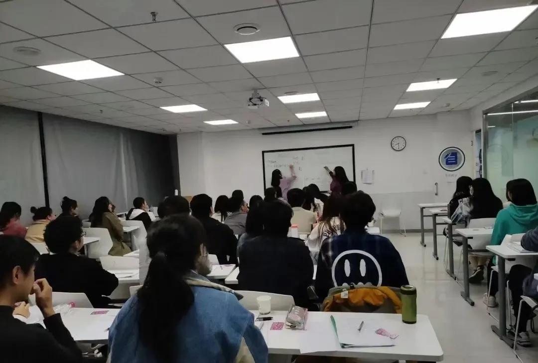 #分享城市新鲜事#
今天机构老师发了他们教育机构去清北成绩单！看着真羡慕呀！前两