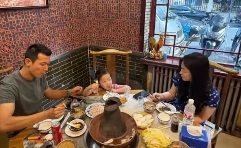 朱珠这是消费降级了还是在体验人间眼火气？穿千元长裙骑共享单车，一家三口吃平价火锅