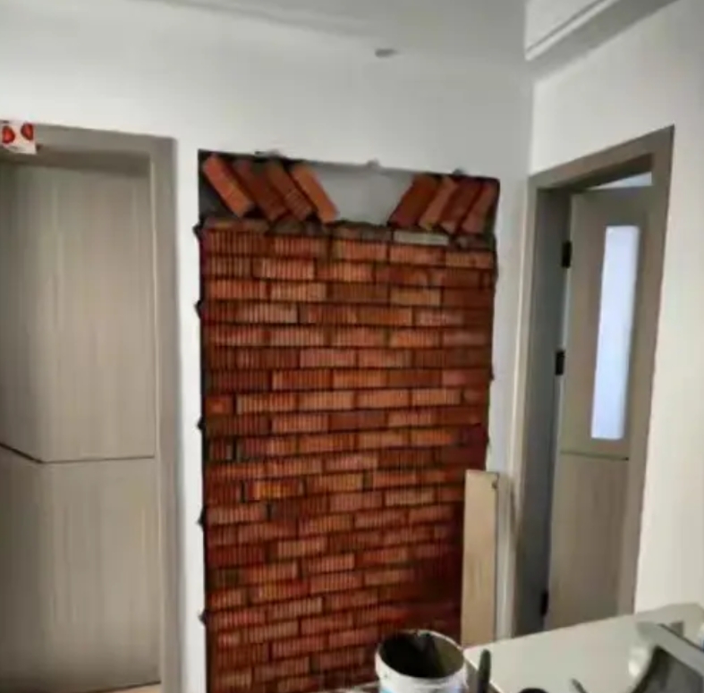 上海，业主在装修时，往墙上打孔，发现自家墙薄的像纸片似的，怀疑邻居在装修时动过手
