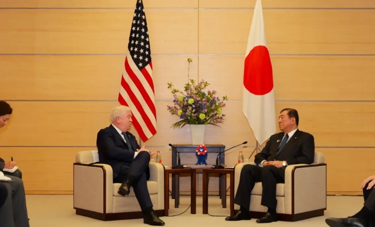 太上皇的二郎腿。日本首相石破茂会见新任美国驻日大使乔治·格拉斯，这位日本太上皇翘