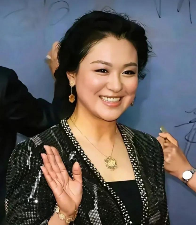 长着一张国泰民安脸的沈傲君