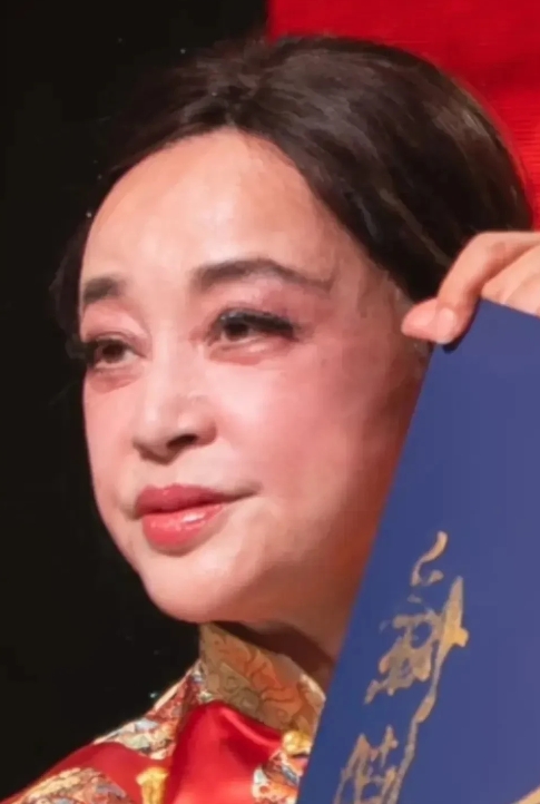 74岁的刘晓庆在北美巡演中火力全开，着实令人惊叹。她一路从达拉斯到亚特兰大，始终