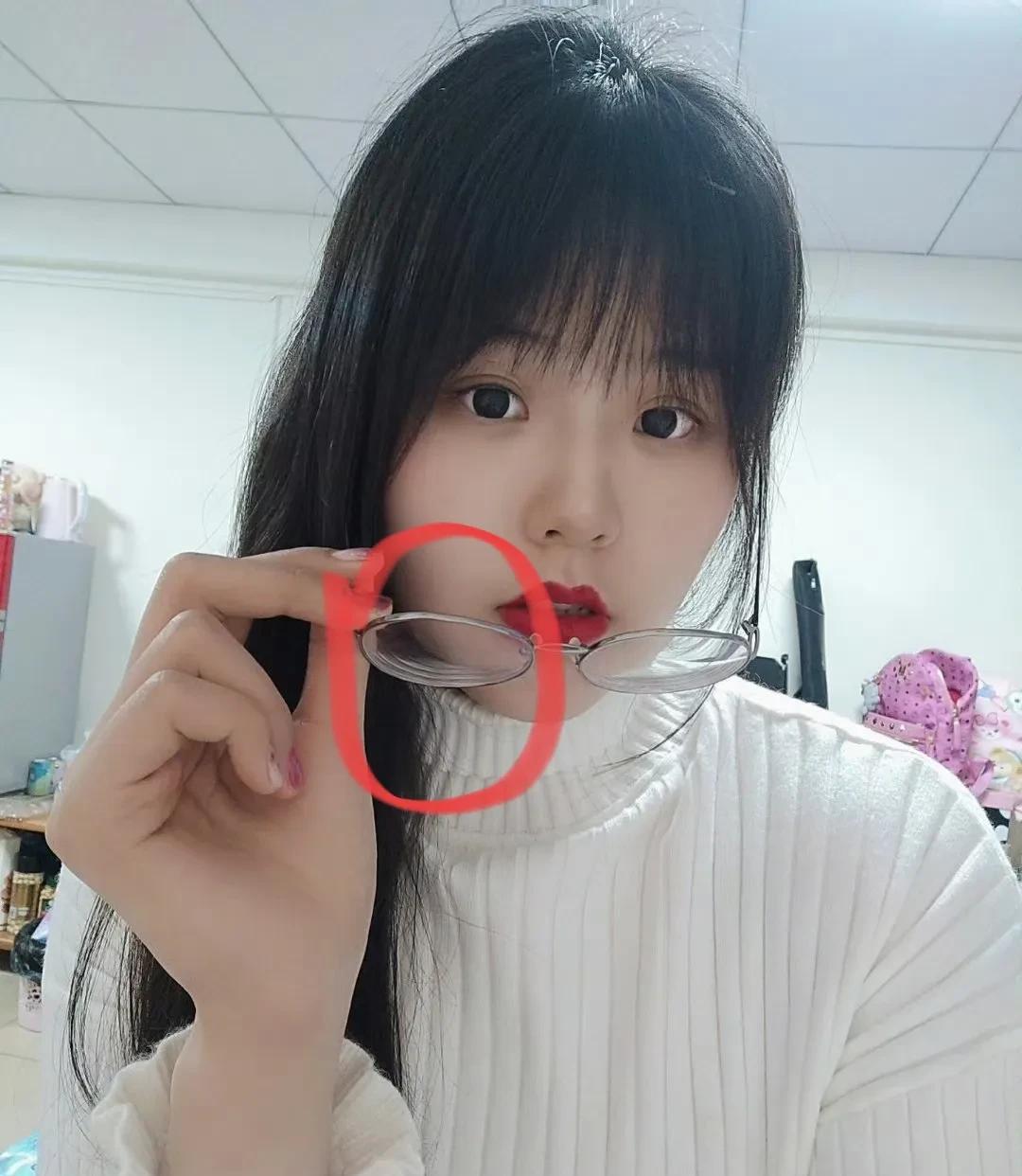 小宝李月汝的眼睛近视了吗？
眼镜片的圈数咋这么多个圈呢？
可以说小宝和李梦是国家
